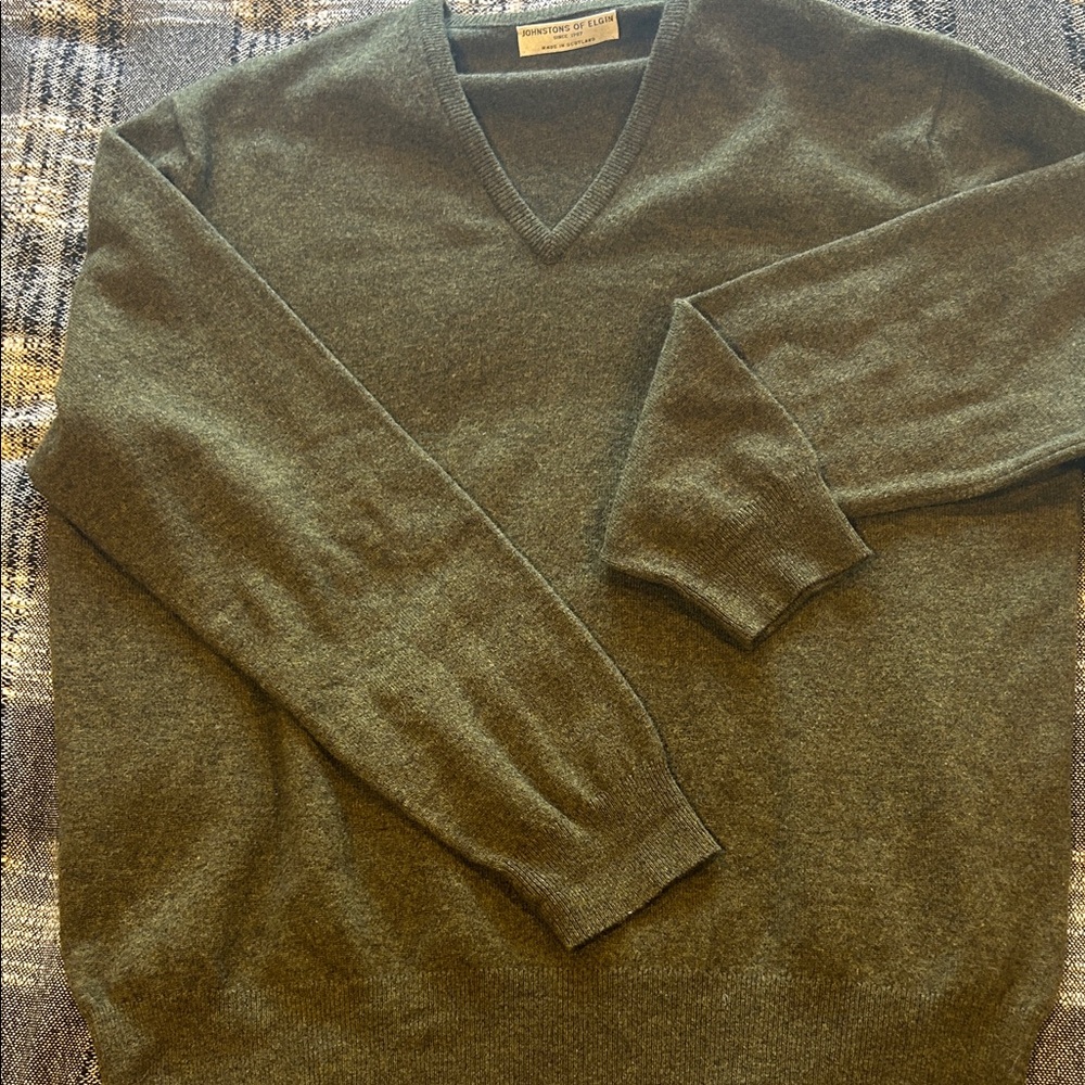 Johnstons of Elgin Cashmere green v neck sweater